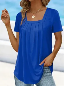 Detailansicht eines blauen Kurzarm-T-Shirts mit quadratischem Ausschnitt und Faltenwurf