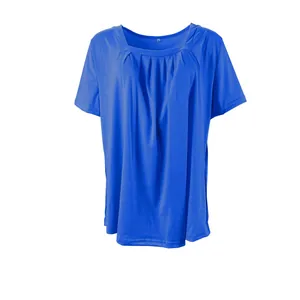 Detailansicht des gefalteten eckigen Ausschnitts bei einem blauen Kurzarm-T-Shirt