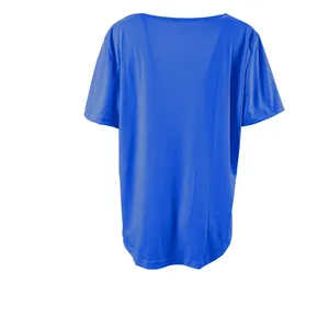 Rückansicht eines lockeren blauen Damen-T-Shirts mit kurzen Ärmeln auf weißem Hintergrund