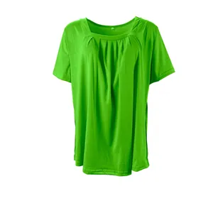Detailansicht eines hellgrünen Damen-T-Shirts mit Karree-Ausschnitt und Falten