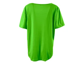 Rückansicht eines leuchtend grünen, locker sitzenden T-Shirts mit weicher Stoffstruktur.