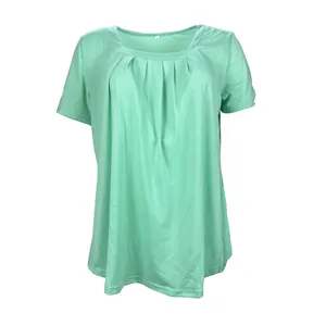 Detailansicht eines minzgrünen Kurzarm-T-Shirts mit gefaltetem Karree-Ausschnitt.
