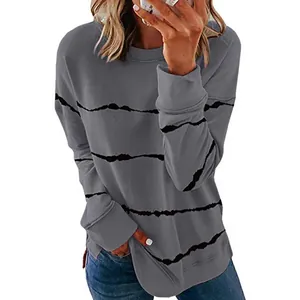 Gros plan d'un sweat-shirt gris pour femme à col rond avec des rayures noires.