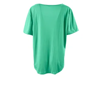 Detaillierte Rückansicht eines minzgrünen, locker sitzenden Kurzarm-T-Shirts mit Falten