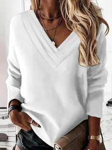 Vista detallada de una camiseta blanca de manga larga para mujer con cuello en V
