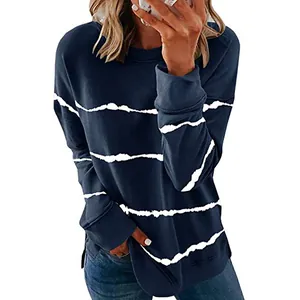 Gros plan d'un sweat à rayures bleu marine ample avec des motifs blancs usés.