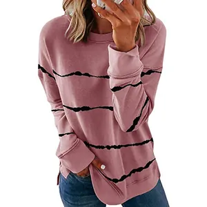 Vue détaillée d'un sweat-shirt rose pour femme à col rond avec des rayures noires ondulées