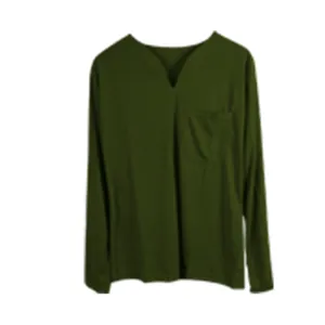 Détail d'un t-shirt à manches longues pour hommes vert olive avec col en V et poche