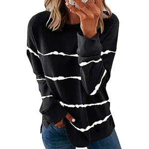 Vue détaillée d'un sweat-shirt ample à col rond pour femme avec rayures blanches