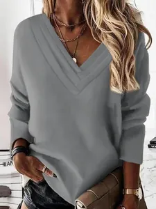 Detalle de sudadera gris para mujer con un diseño único de cuello en V multicapa.