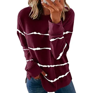 Détail du sweat-shirt bordeaux pour femme avec motif à rayures blanches délavées.