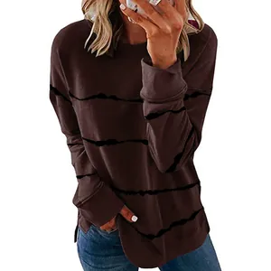 Gros plan d'un sweat-shirt marron ample pour femme avec imprimé à rayures noires horizontales