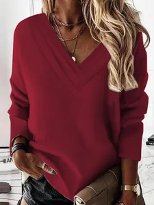Primer plano de sudadera burdeos para mujer con un original escote en V multicapa
