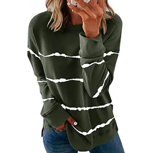 Détail d'un sweat-shirt à col rond vert olive orné d'un imprimé à rayures blanches