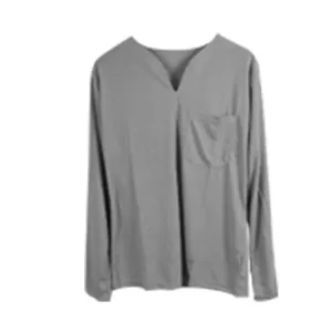 Vue détaillée d'un t-shirt gris à manches longues pour hommes avec col en V et poche