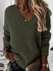 Detalle de una sudadera verde militar para mujer con un elegante cuello en V multicapa.