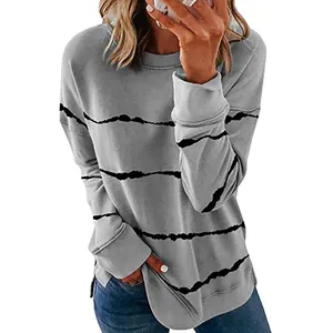 Vue détaillée d'un sweat-shirt gris ample à col rond pour femme avec rayures noires imprimées