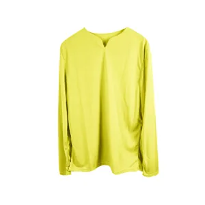 Détail d'un t-shirt de sport jaune vif à manches longues pour hommes avec col en V épuré