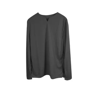 Vue détaillée d'un t-shirt de sport à manches longues et col en V pour homme gris anthracite