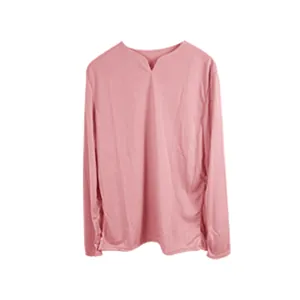 Vue détaillée montrant le tissu et le design du col en V de ce haut de sport rose pour homme