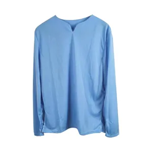 Vue de face d'un t-shirt à manches longues et col en V pour homme, bleu clair, sur fond blanc