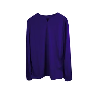 Vue de face du haut de sport violet foncé pour hommes avec col en V élégant