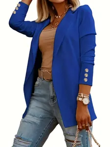 Elegante blazer azul real para mujer con botones dorados decorativos sofisticados