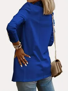 Vista trasera de un elegante blazer azul real para mujer con botones dorados en la manga