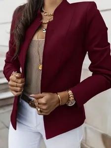 Detailansicht eines weinroten Langarm-Blazers mit modischem Stehkragen für Damen