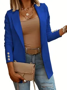 Blazer azul para mujer con elegantes botones dorados en las mangas y diseño de corte entallado