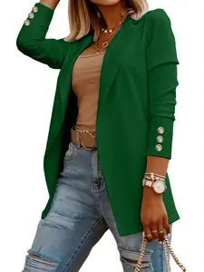Detalle de un elegante blazer verde de manga larga para mujer con botones dorados de moda