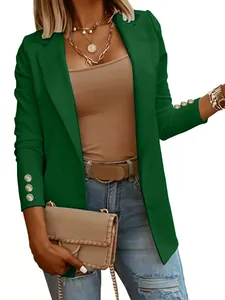 Detalle de una chaqueta verde de moda para mujer con puños abotonados y estilo informal