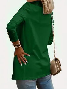 Vista trasera detallada de un elegante blazer verde oscuro para mujer con botones dorados