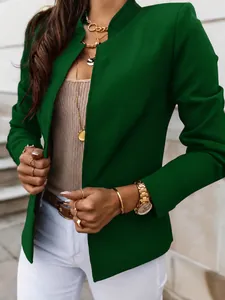 Detailansicht eines modernen dunkelgrünen kragenlosen Blazers für Damen im Minimal-Stil