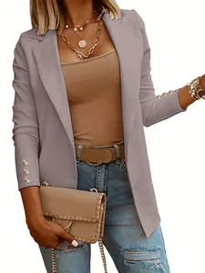 Elegante americana de mujer en color topo con botones dorados en los puños largos
