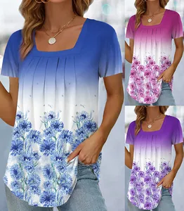 Dettaglio con scollo quadrato a pieghe e motivo floreale sfumato di questo elegante top da donna.
