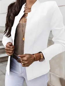 Detaillierte Ansicht des eleganten Stehkragens an einem schicken weißen Damen-Blazer