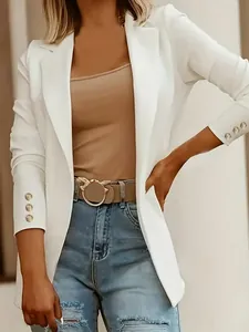 Detalle de chaqueta blanca de manga larga con elegantes botones dorados en puños