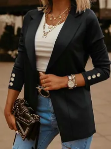Detalle de una elegante chaqueta americana negra con botones dorados vintage.