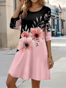 Détail de l'imprimé floral et du dégradé sur robe décontractée à manches longues rose et noir