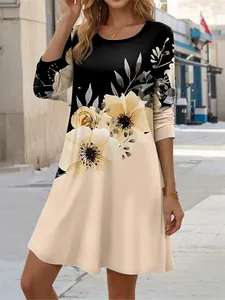 Détail d'une robe décontractée à manches longues et imprimé floral avec col rond sur modèle