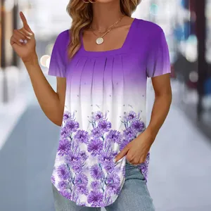 Elegante maglietta donna con stampa floreale sfumata viola e scollo quadrato plissettato