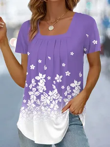 Nahaufnahme des eleganten lila Oberteils mit weißem Blumendruck und quadratischem Ausschnitt