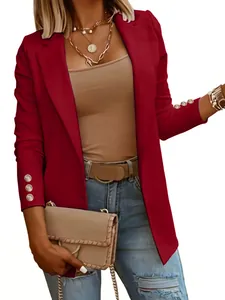 Vista detallada de un elegante blazer rojo para mujer con botones decorativos dorados en las mangas