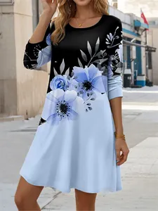 Vue détaillée d'une robe à fleurs avec dégradé noir vers bleu clair et manches longues