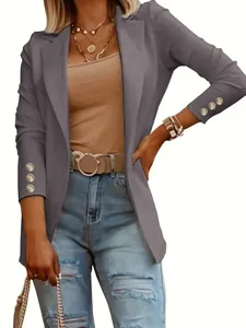 Chaqueta blazer gris para mujer con elegantes botones dorados en las mangas largas
