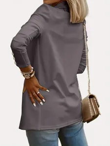 Vista trasera de una chaqueta blazer gris de manga larga con botones decorativos en puños