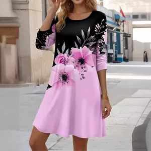Femme élégante portant une robe décontractée à manches longues et imprimé floral rose