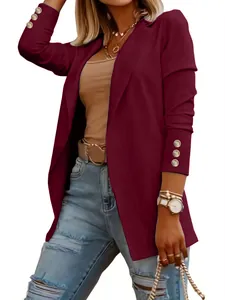 Primer plano de un elegante blazer burdeos de manga larga con botones dorados decorativos