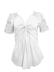 Dettaglio delle eleganti maniche in pizzo bianco e del nodo intrecciato sul top alla moda.